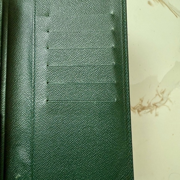 Authentic Louis Vuitton Brazza wallet in dark green💚 - Picture 4 of 5